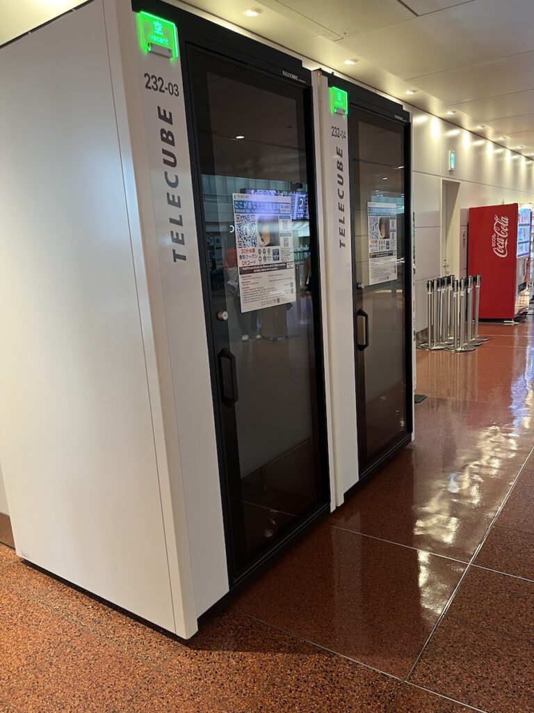 羽田空港第2ターミナルテレキューブのブースの様子