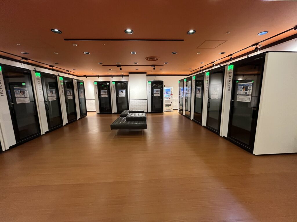 羽田空港第1ターミナルのテレキューブが並ぶ様子